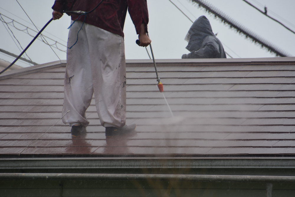 Cleaning roofs with a power washer