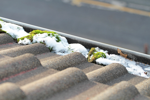 Here are the Benefits of Using a Gutter Cleaning Service