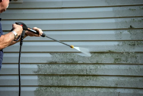 Long-reach cleaning lance washing wall cladding