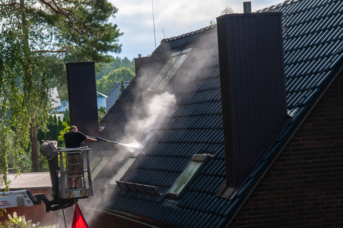 Pros and Cons of Different Roof Cleaning Methods